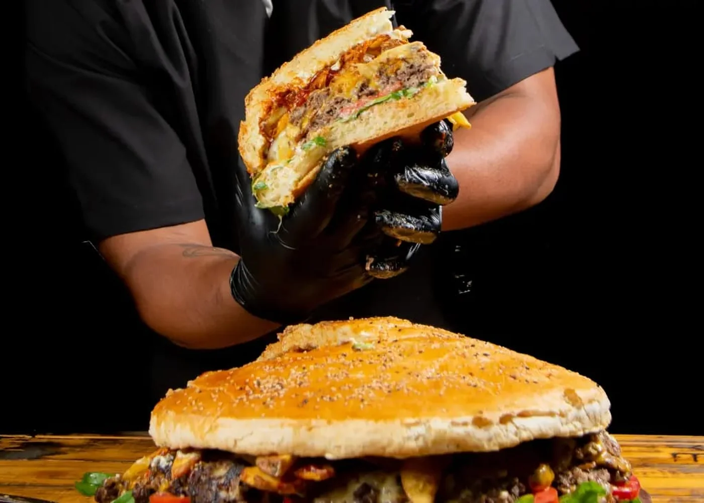 La hamburguesa GrandFather en mano